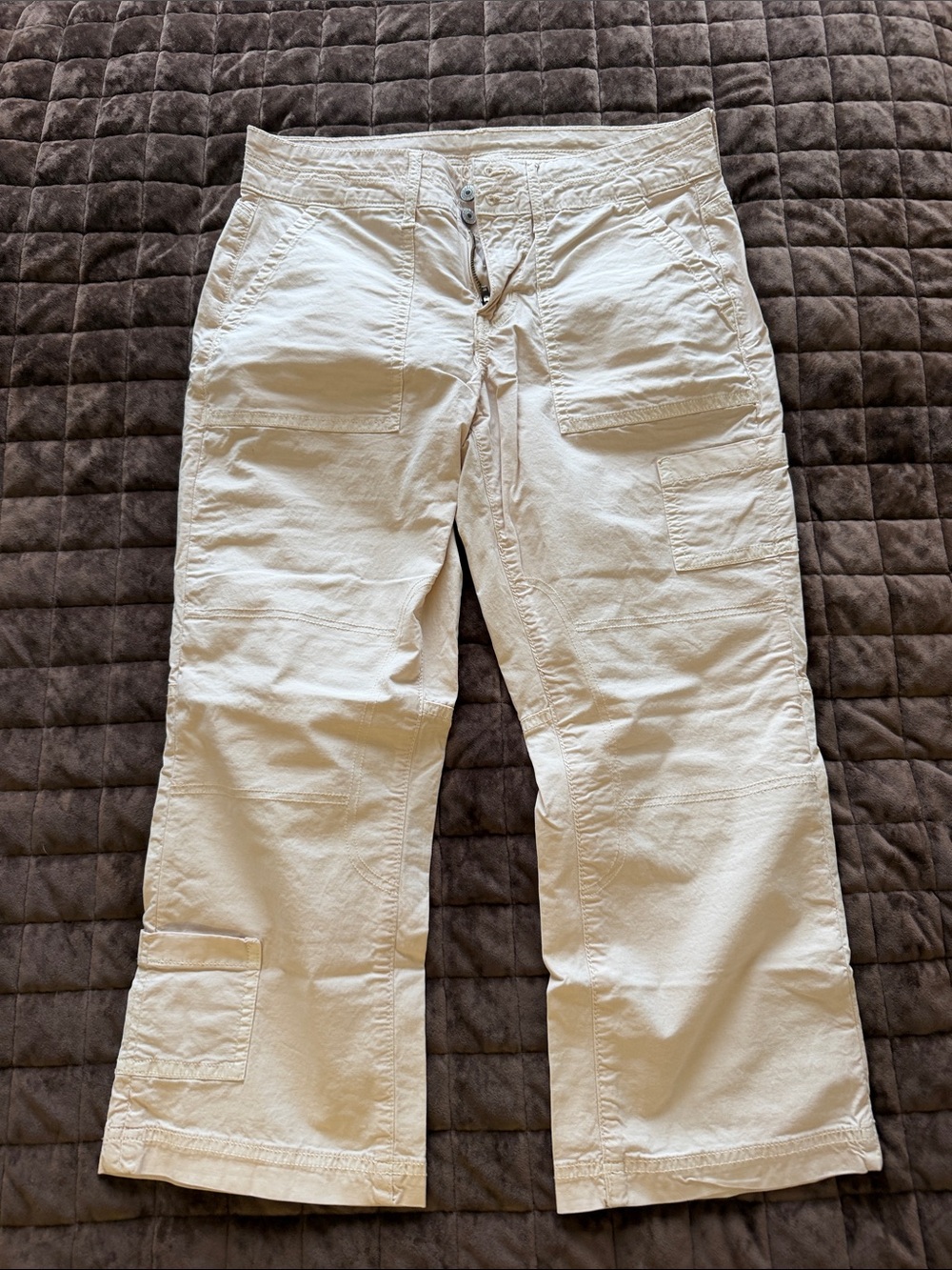 American Eagle Outfitters Cropped Cargo Pants in Off-White